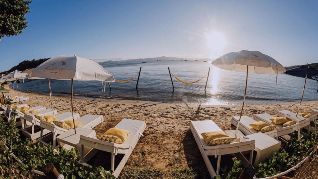 Venha ao Feeling Lounge em Florianópolis e experimente a melhor feijoada artesanal com caipirinha por conta da casa!