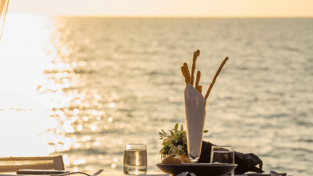 Descubra o melhor almoço em Jurerê no Feeling Lounge, com pratos deliciosos, ambiente aconchegante e vista deslumbrante.