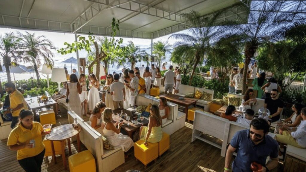 Venha ao Feeling Lounge e experimente a melhor feijoada aos domingos, com música ao vivo em um ambiente acolhedor em Florianópolis.